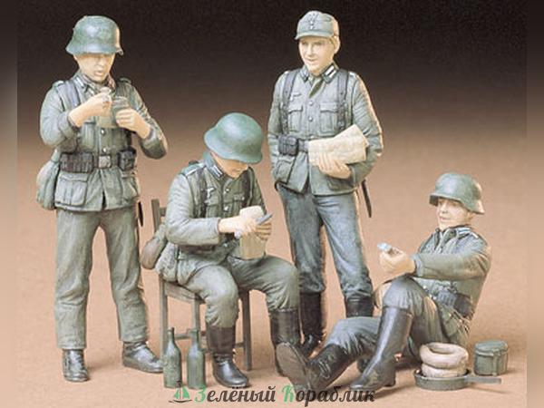 35129 Немецкие солдаты на отдыхе, четыре фигуры.
