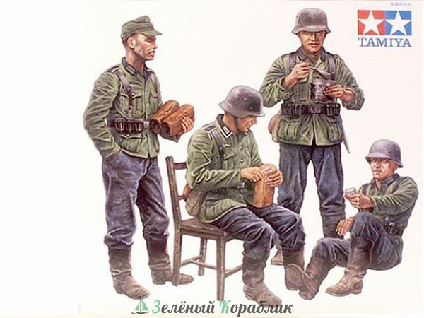 35129 Немецкие солдаты на отдыхе, четыре фигуры.