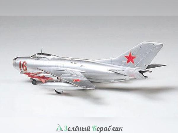 61609 1/100 MiG-19 Farmer-E