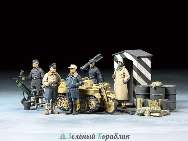 32412 Немецкие офицеры и солдаты люфтваффе в зимней форме. В наборе 5 фигур и kettenkraftrad.