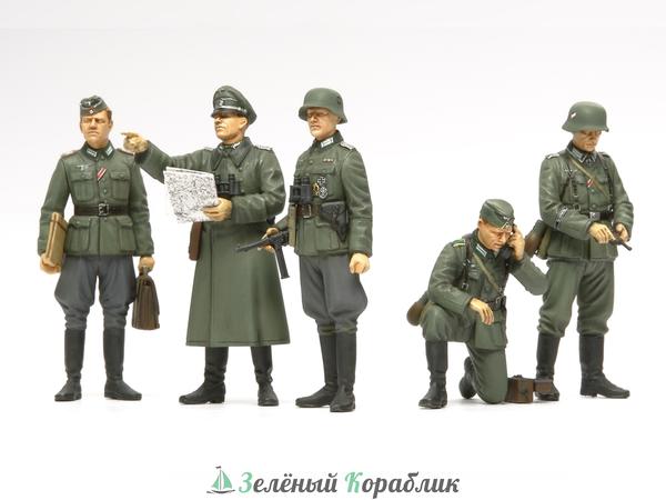 35298 Немецкие офицеры и радист (5 фигур)+ набор вооружения и амуниции (код 35204)